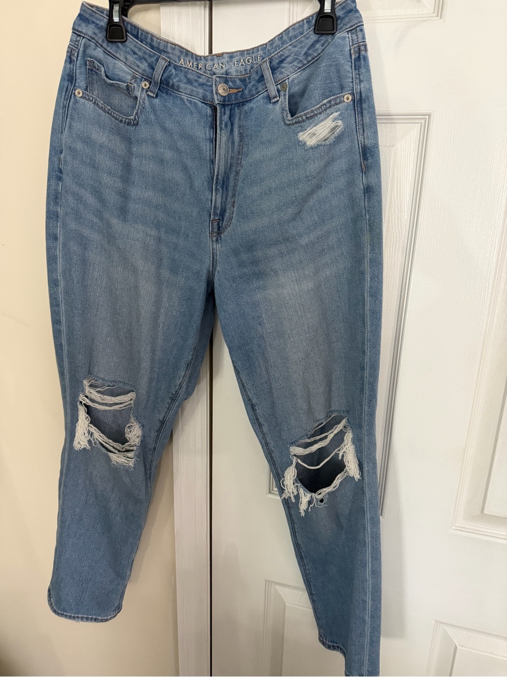 American Eagle Outfitters Light Blue Distressed Women's mom Jeans